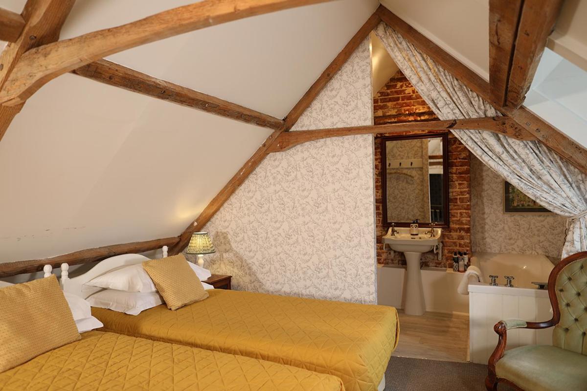 Отель Carrick'S At Castle Farm Swanton Morley Экстерьер фото